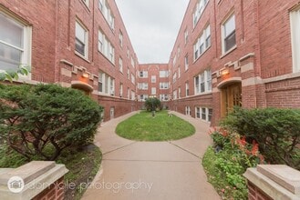 3115 W Foster Ave, Unit 3121 H1 in Chicago, IL - Building Photo - Building Photo
