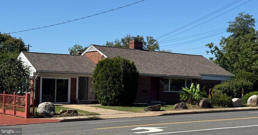 520 S Carlin Springs Rd in Arlington, VA - Building Photo