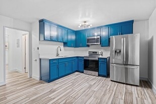 1332 Walnut Ave in Long Beach, CA - Building Photo