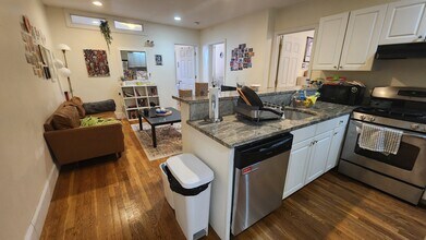 19 Thatcher St, Unit 66-2 in Brookline, MA - Building Photo - Building Photo