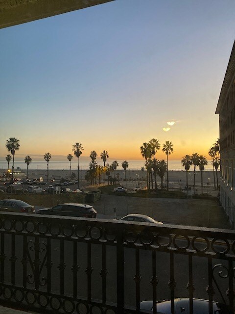 1930 Ocean Ave in Santa Monica, CA - Building Photo - Building Photo