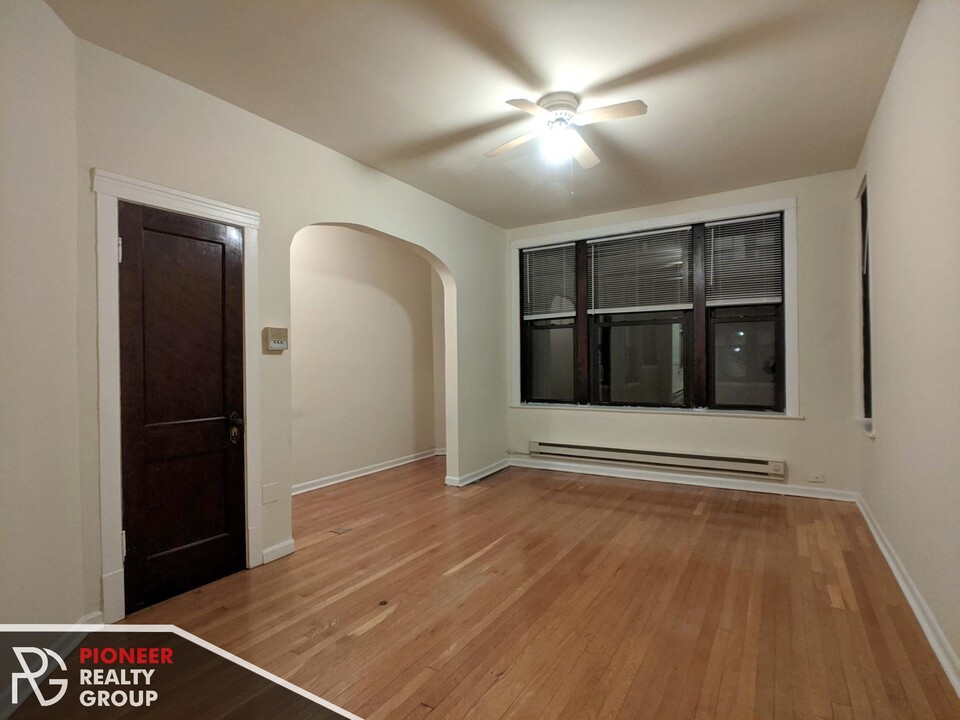 723 W Barry Ave, Unit B2 in Chicago, IL - Foto de edificio