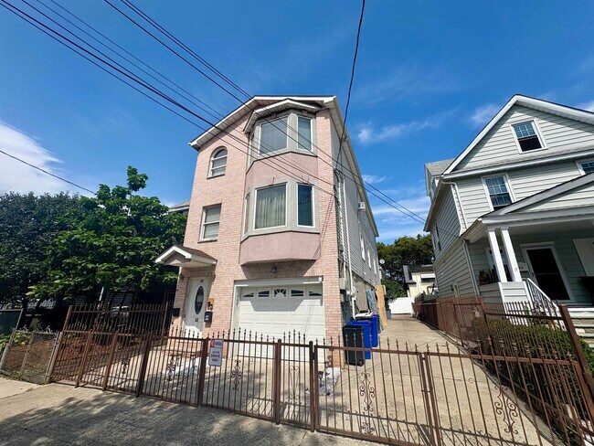 42 Seaview Ave in Jersey City, NJ - Building Photo - Building Photo