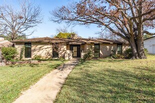 12611 High Meadow Dr in Dallas, TX - Building Photo
