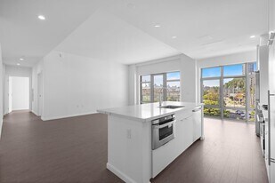 143 Old River Rd in Edgewater, NJ - Building Photo