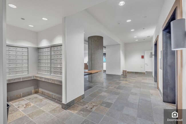 121 Vine St, Unit 701 in Seattle, WA - Foto de edificio - Building Photo