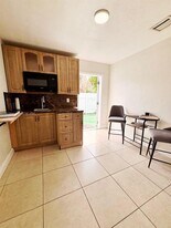 6870 SW 5th Ct in Pembroke Pines, FL - Building Photo