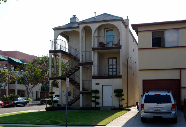 608 E Holly Ave in El Segundo, CA - Building Photo - Building Photo