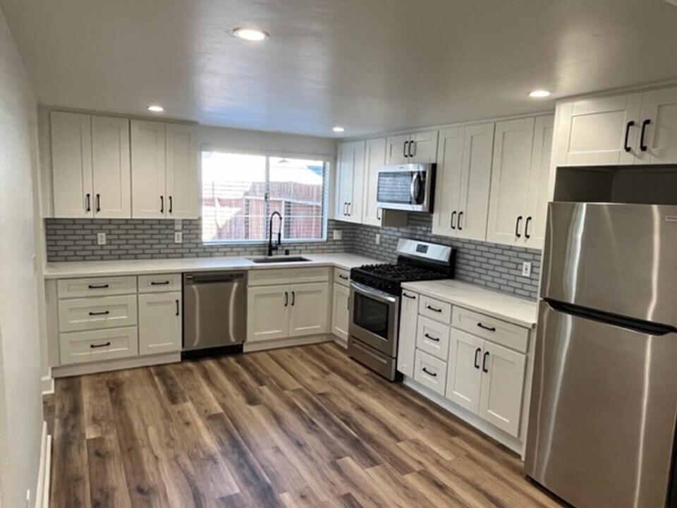 3742-3748 Via De La Bandola in San Diego, CA - Building Photo