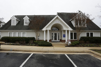 Dulles Center Apartments - Tax Credit in Herndon, VA - Foto de edificio - Building Photo