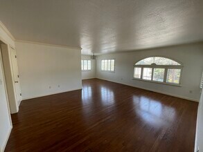 108 Powell Avenue, Unit Unit D in Healdsburg, CA - Building Photo - Building Photo