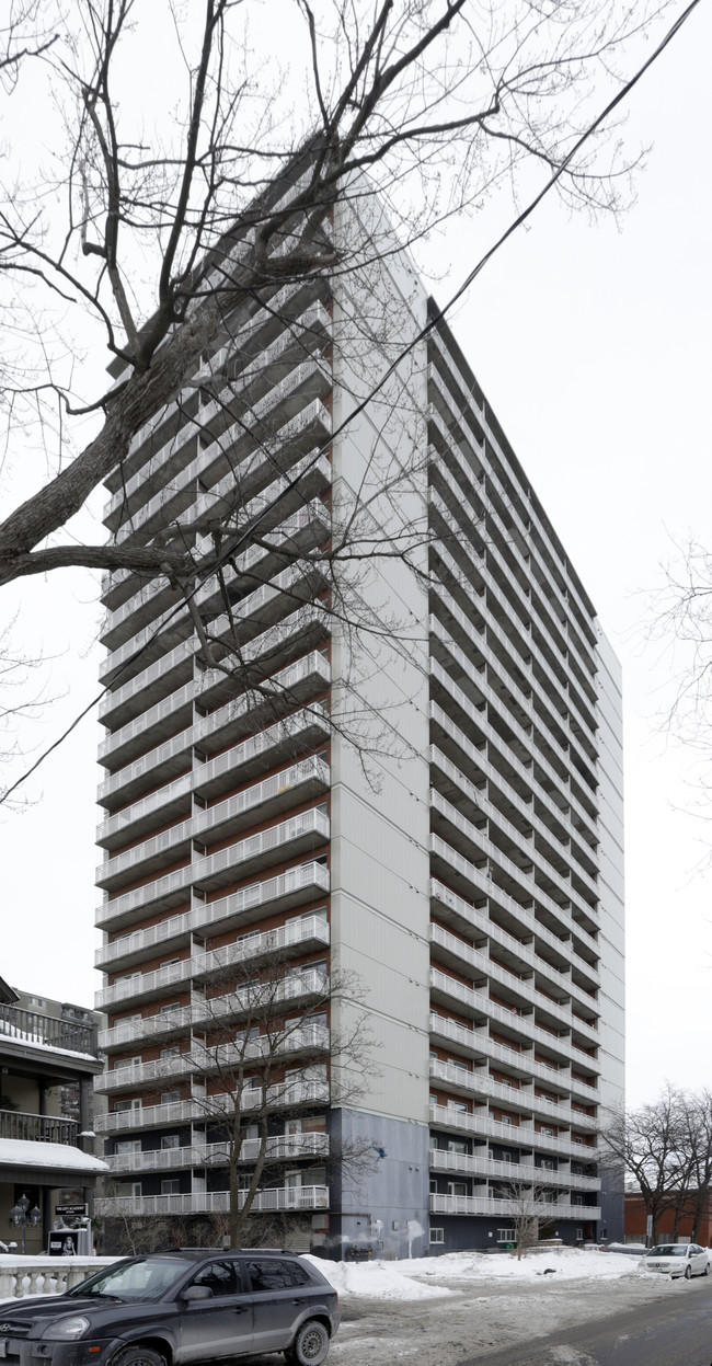 Maclaren Towers in Ottawa, ON - Building Photo - Building Photo