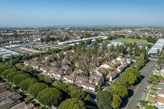 16211 Downey Ave in Paramount, CA - Building Photo - Building Photo