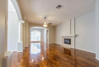 1230 Sienna Hill Dr, Unit 218 in Houston, TX - Building Photo - Building Photo