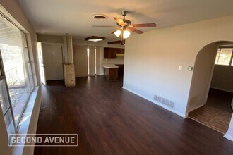 2713 S Carrier Pkwy in Grand Prairie, TX - Foto de edificio - Building Photo