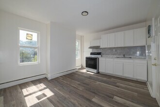 225 West Broadway in Paterson, NJ - Building Photo - Interior Photo