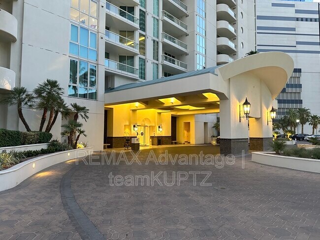 2877 Paradise Rd in Las Vegas, NV - Building Photo - Building Photo