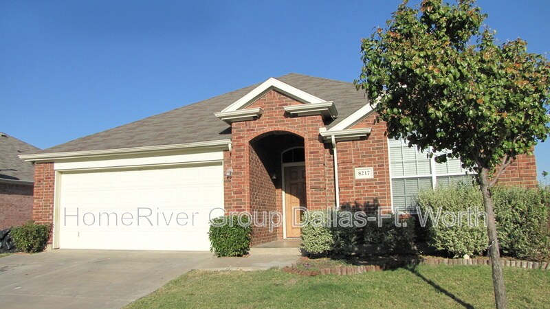 8217 MacGregor Dr in Arlington, TX - Building Photo