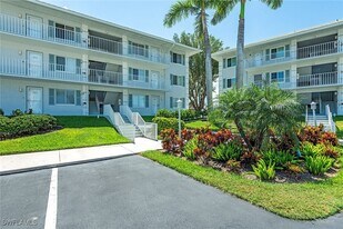 10684 Gulf Shore Dr in Naples, FL - Building Photo