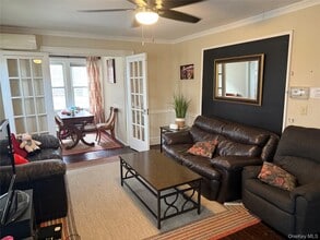 252 Maple Ave in Uniondale, NY - Foto de edificio - Building Photo