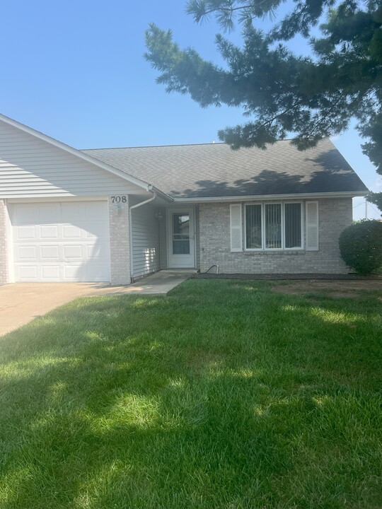 708 Pine Ridge Dr in Quincy, IL - Building Photo