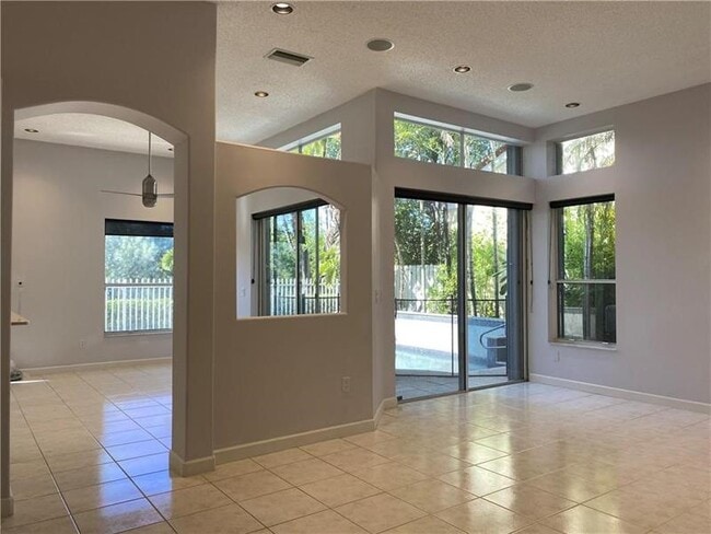 1940 Sweetbay Way in Hollywood, FL - Foto de edificio - Building Photo