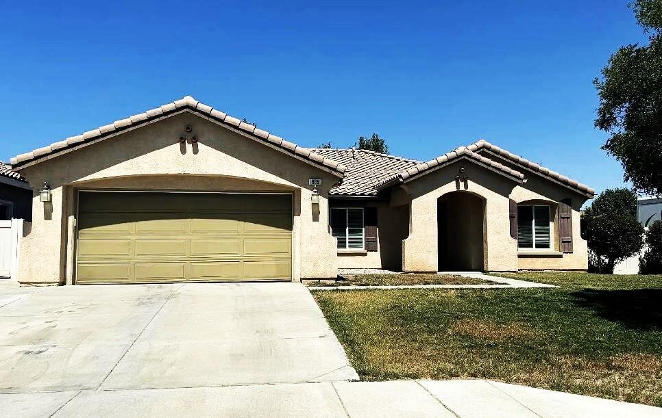 905 Carolyn Ln in Tehachapi, CA - Foto de edificio