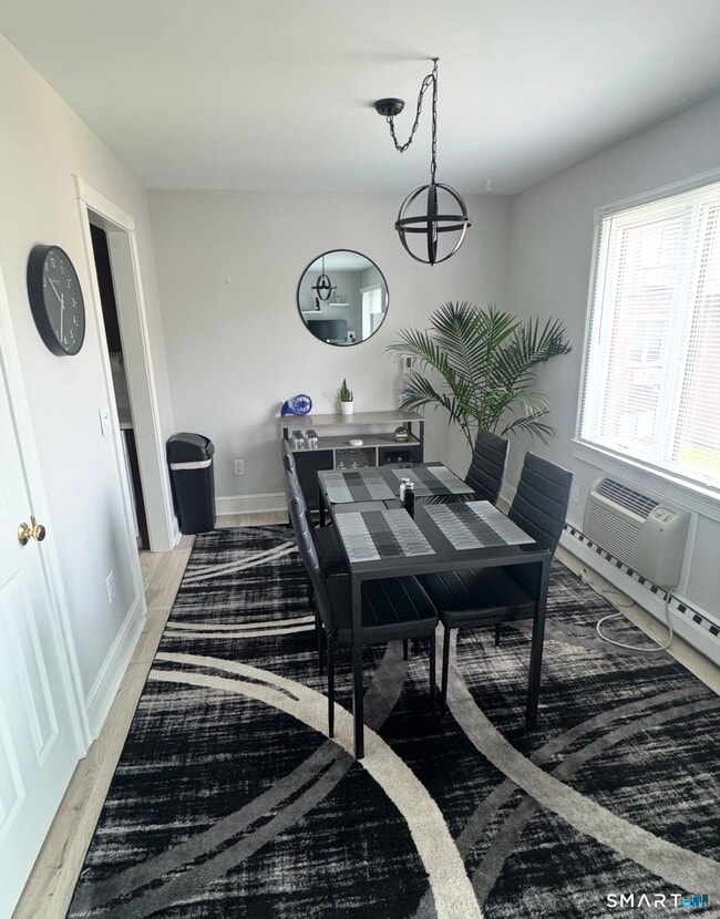 136 Deer Hill Ave in Danbury, CT - Building Photo - Building Photo