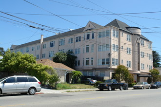 Radcliffe Arms Apartments in Oakland, CA - Building Photo - Building Photo