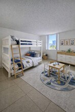 9001 SW 77th Ave in Miami, FL - Foto de edificio - Building Photo