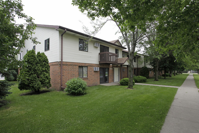 Woodlane Apartments in Janesville, WI - Building Photo - Building Photo