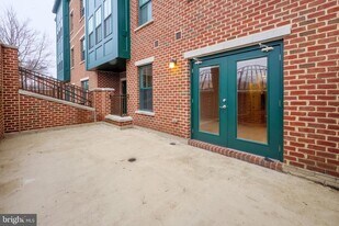 2101 N Monroe St, Unit 105 in Arlington, VA - Building Photo