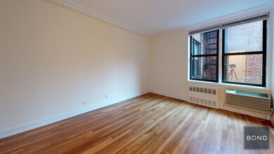 305 W 13th St in New York, NY - Building Photo - Building Photo