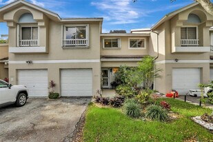 1975 Discovery Cir W in Deerfield Beach, FL - Building Photo