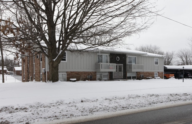 170 Frana Clara St in Louisville, OH - Foto de edificio - Building Photo