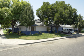 Bluewood Manor Apartments in Reedley, CA - Building Photo - Building Photo