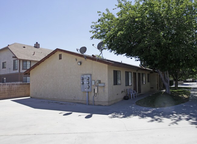 38646-38652 4th St in Palmdale, CA - Foto de edificio - Building Photo