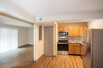 Parkway Apartments in Columbia, MO - Building Photo - Interior Photo