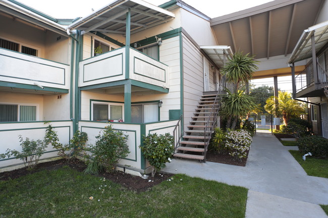 Monticello West Apartments in Costa Mesa, CA - Building Photo - Building Photo