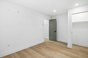 962 E Locust Ave in Philadelphia, PA - Building Photo