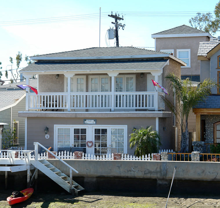 325 Grand Canal in Newport Beach, CA - Foto de edificio