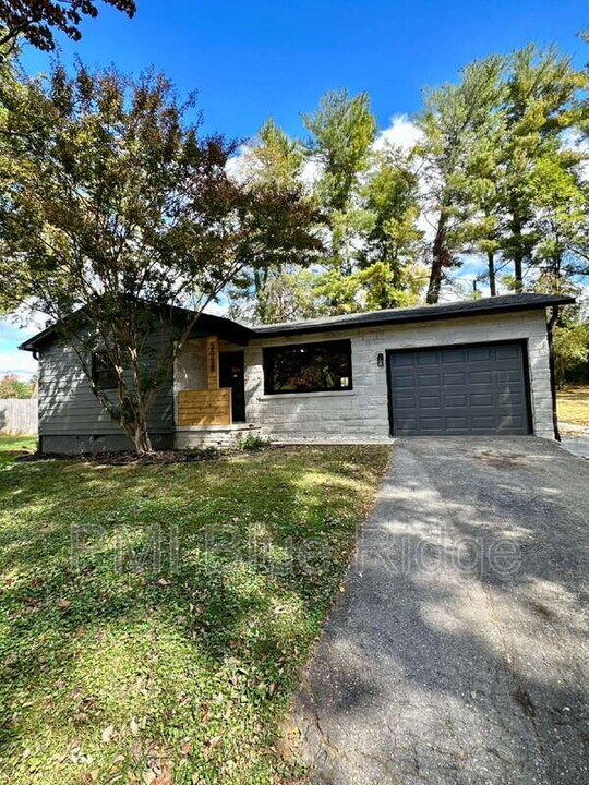 2028 Arlington Pl in Hendersonville, NC - Building Photo