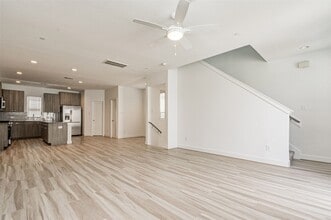 482 S Centro Cir in Shenandoah, TX - Foto de edificio - Building Photo