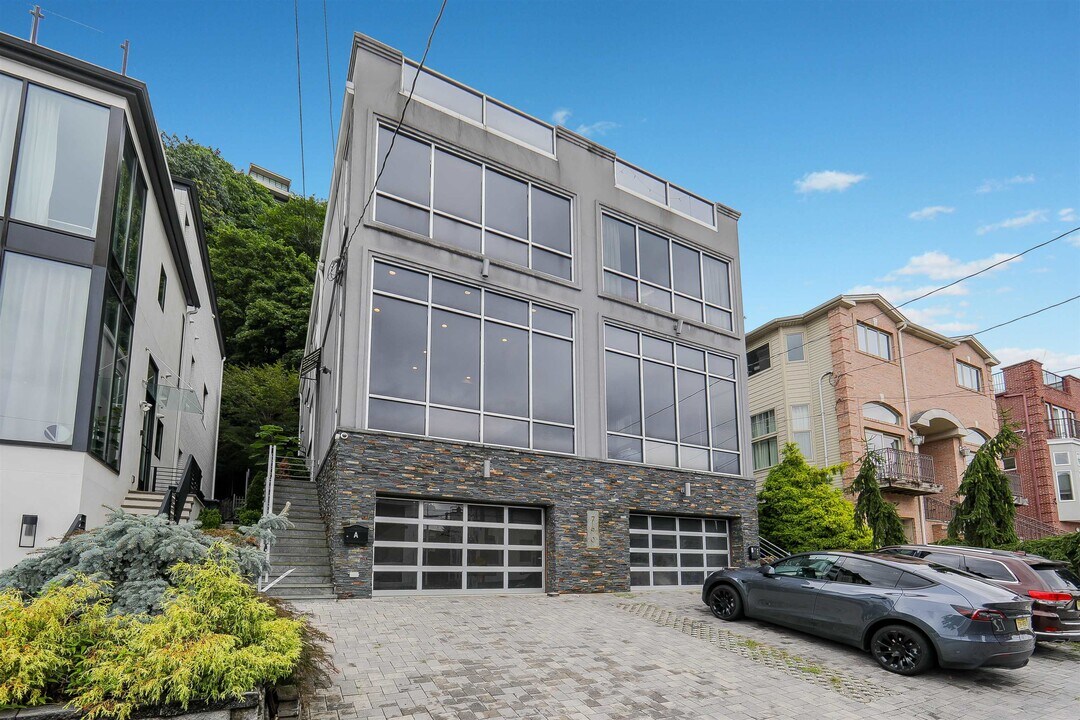 760 Undercliff Ave in Edgewater, NJ - Building Photo