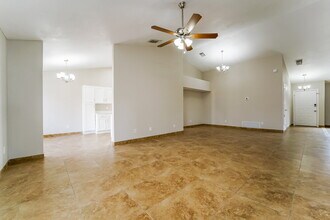 7907 N Roundstone Dr in Tucson, AZ - Foto de edificio - Building Photo