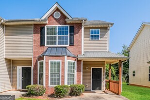 2305 Nicole Dr in Hampton, GA - Building Photo
