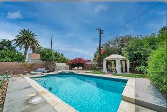 22220 Leadwell St in Los Angeles, CA - Building Photo - Building Photo