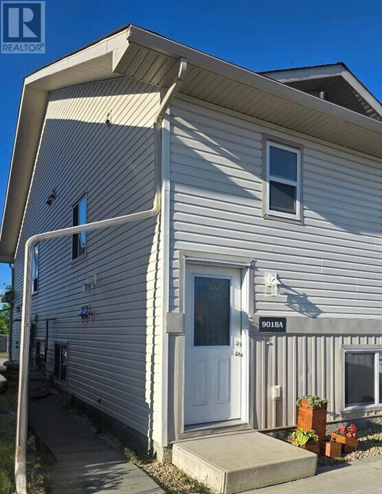 9018 92 Ave in Grande Prairie, AB - Building Photo