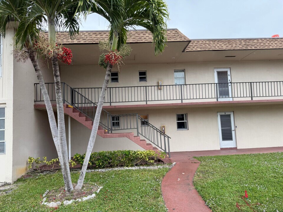 502 Davis Rd in Palm Springs, FL - Building Photo