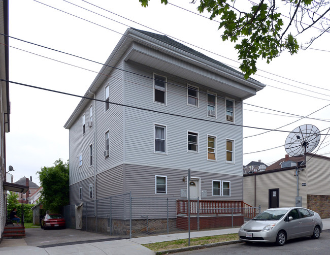 32 Holly St in New Bedford, MA - Building Photo - Building Photo